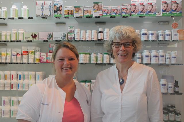 Nadine Landerl (l.) und Beate Pauer von der Iris Apotheke sind Expertinnen auf ihrem Gebiet.