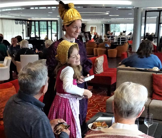 Sabine und Clara beim Austeilen der schönen Ansichtskarten aus Mauthausen | Foto: Mauthausen Tourismus