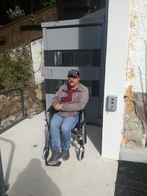 Manfred Schoiswohl vor dem neuen Außenlift.