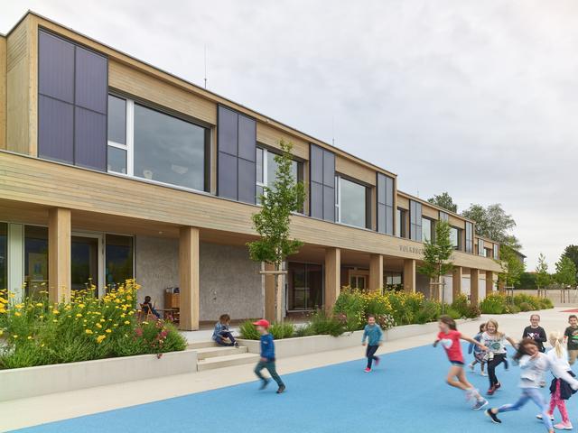 Eines der Preisträger-Projekte: Der Neubau der Volksschule Hallwang in Salzburg.
