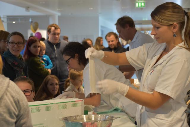 Das Bezirkskrankenhaus Kufstein lud am Sonntag, den 6. Oktober anlässlich seines 20-jährigen Bestehens zum Tag der offenen Tür. Wer wollte, konnte sich im Erdgeschoss gleich den Arm gipsen lassen. | Foto: Barbara Fluckinger