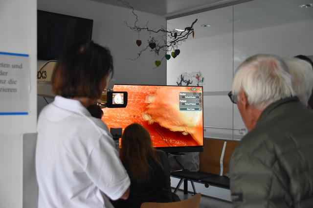 Augen-OP im Selbstversuch: Hier konnten Besucher selbst "operieren".  | Foto: Barbara Fluckinger