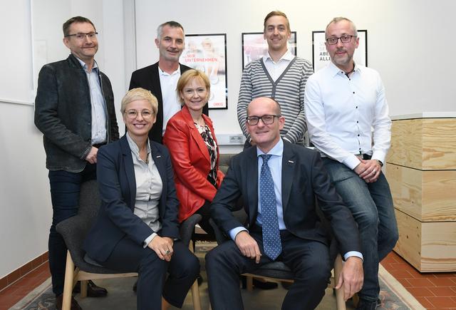 Das Team der WKO base in der Tabakfabrik Linz (v. l., stehend): Johann Baldinger, Thomas Denk, Lukas Elmer, Alexander Stockinger, (v. l., sitzend) WKOÖ-Präsidentin Doris Hummer, Irmgard Müller, WKOÖ-Service-Center und WKOÖ-Direktor-Stellvertreter Gerald Silberhumer. | Foto: WKOÖ/Röbl