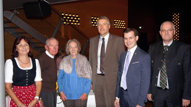 v.li.n.re.: Vizebürgermeisterin Ursula Haghofer, Friedrich Hinterleitner, 92, Emma Rattner, 95,Bürgermeister Karl Rudischer, LAbg. Stefan Hofer, Bezirkshauptmann Bernhard Preiner.