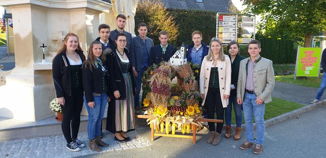 Die Landjugend Groß St. Florian mit der Erntedankkrone für den feierlichen Erntedanksonntag.