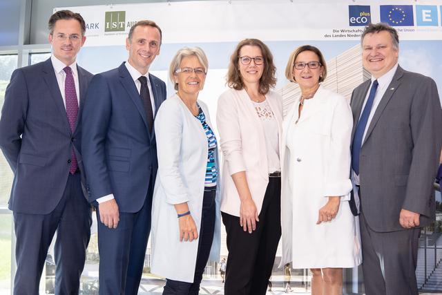 Bürgermeister Stefan Schmuckenschlager (Klosterneuburg), ecoplus Geschäftsführer Jochen Danninger, Wirtschafts- und Technologielandesrätin Petra Bohuslav, Bundesministerin Iris Rauskala, Landeshauptfrau Johanna Mikl-Leitner, Thomas Henzinger (IST Austria) | Foto: Daniel Hinterramskogler