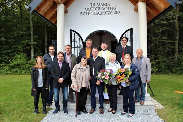 Die beiden Familien rund um Walter Maierhofer (vorne, M.), Johannes Lang (hinten, 3.v.r.), Anton Edler (2.v.r.) und Vertreter der Firme´n.  | Foto: Karl Lenz