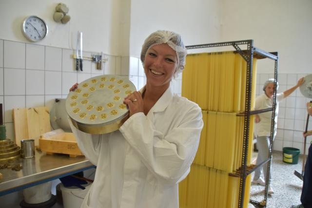 Mit der Sanduhr-Nudelschablone in der Nudelfabrik