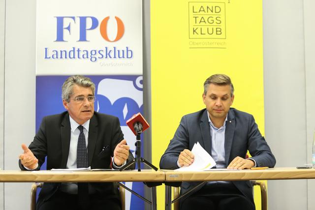 Herwig Mahr (FPÖ; v. l.) und Wolfgang Hattmannsdorfer (ÖVP) präsentieren das neue Sozialhilfeausführungsgesetz für Oberösterreich.
