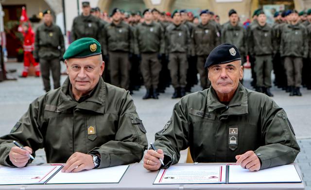 Nikolaus Egger und Othmar Wohlkönig besiegelten die neue Partnerschaft zwischen HUAk und ÖUOG.
