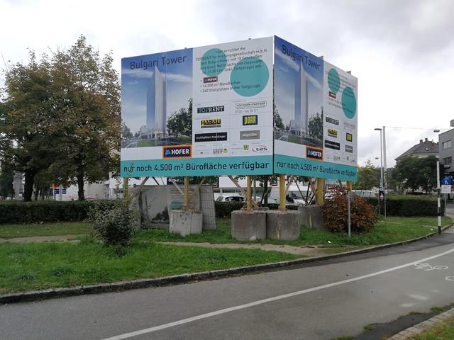 "Noch 4.500 m² verfügbar", wirbt ein Aufsteller am Bulgariplatz.