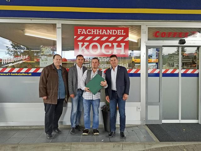 Gratulation: Peter Koch hat in Schwanberg einen Fachhandel eröffnet. | Foto: Marktgemeinde Schwanberg