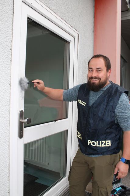 Wolfgang Leitner von der Polizei Perg bei der Spurensicherung – oft die einzige Möglichkeit, Einbrecher auszuforschen.