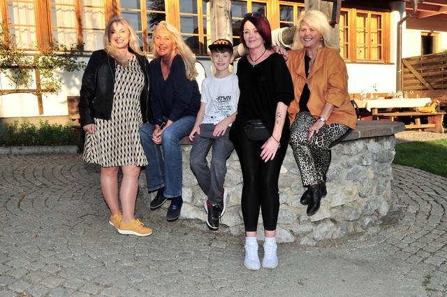 Die "Löwinnen" Ulrike Hanko (li.) Elisabeth Bacher-Bracke (2.v.l.) und Renate Holzmann (re.) mit Julian und Mutter Ines.