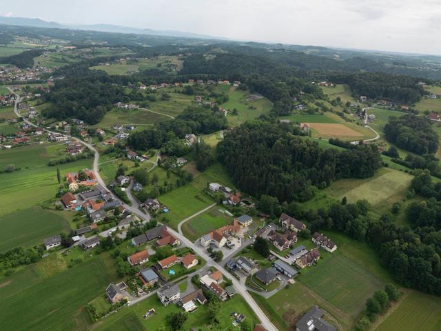 Eingebettet in die herrliche Natur präsentiert sich Pirching am Traubenberg als "Vorort" von Graz von seiner schönsten Seite.