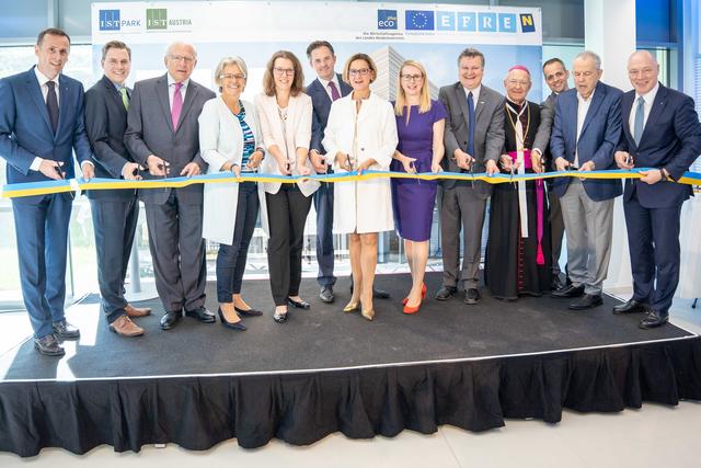 ecoplus Geschäftsführer Jochen Danninger, LAbg. Christoph Kaufmann, Claus Raidl (IST Austria), Wirtschafts- und Technologielandesrätin Petra Bohuslav, Bundesministerin Iris Rauskala, Bürgermeister Stefan Schmuckenschlager (Klosterneuburg), Landeshauptfrau Johanna Mikl-Leitner, BM a.D. Margarete Schramböck, Thomas Henzinger (IST Austria), Propst Bernhard Backovsky (Stift Klosterneuburg), Georg Schneider (IST Austria), Haim Harari (IST Austria), ecoplus Geschäftsführer Helmut Miernicki | Foto: Daniel Hinterramskogler