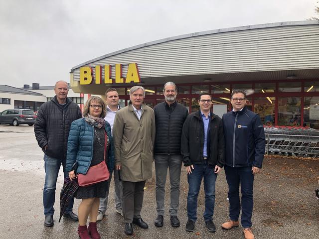 Die Kirchdorfer Gemeindepolitiker mit Bürgermeister Wolfgang Veitz (4. v. li.) am Parkplatz vor dem Billa.