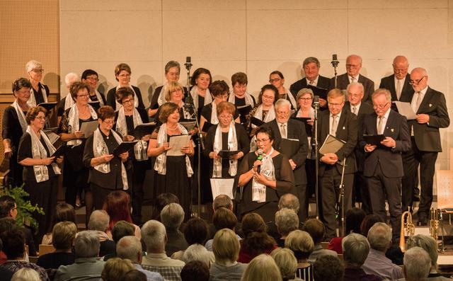 Die Mitglieder vom Gesangsverein begingen das Jubiläum natürlich auf musikalische Art und Weise.  | Foto: Foto Stix