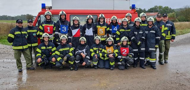 Die erfolgreichen Kameraden der FF Schalchen mit dem Bewerterteam nach der bei Regen erfolgreich bestandenen Leistungsprüfung | Foto: FF Schalchen