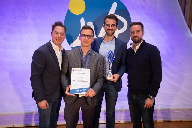 „Bester Bezirk 2. Platz“: Landesobmann Bernhard Heinreichsberger, Stefan Schröter, Sebastian Zahlbruckner, Bundesobmann LR Stefan Schnöll (v.l.n.r.) | Foto: JVP