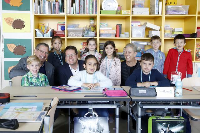 Bildungsstadtrat Jürgen Czernohorszky und Bezirksvorsteher Georg Papai mit Schülern des neuen Schulzentrums Jochbergengasse.