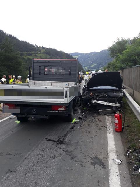 Am 2.9.2019 um 17.55 Uhr kam ein Autolenker auf die Gegenfahrbahn, streifte dabei einen entgegenkommenden PKW und prallte dann frontal gegen einen entgegenkommenden Klein-LKW.
Hier geht es zur Story | Foto: FF-Ried