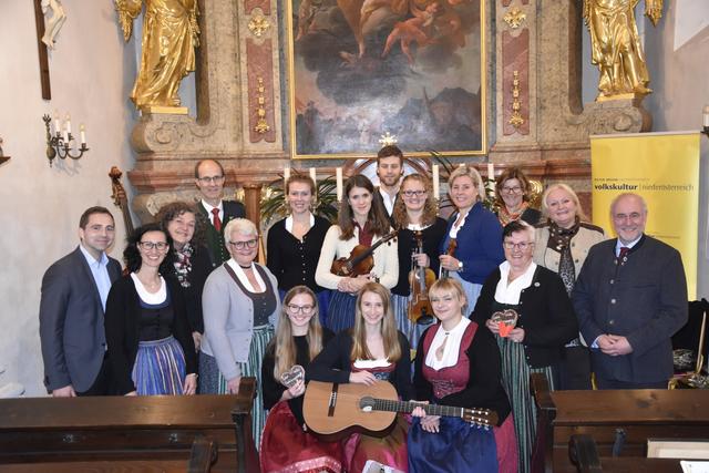 Bürgermeisterin Beate Jilch (3.v.l.), GR Edith Mandl (2.v.r.), Edgar Niemeczek (r.) und Manfred Mandl (l.) gemeinsam mit dem Familiengesang Knöpfl, der Schrambacher Geigenmusik und Michael Poglitsch bei „Orgel trifft Volksmusik“ in Atzenbrugg. | Foto: Volkskultur Niederösterreich