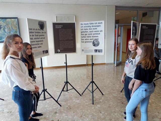 Eine bedrückende Ausstellung war zehn Tage im BG/BRG/BORG Köflach zu Gast.