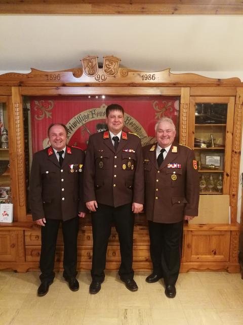 Im Bild von links nach rechts Bürgermeister Johann Stemeseder, Thomas Kirchtag und Simon Leitner