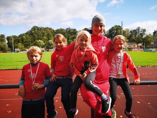 Trainer Lukas Reiter mit dem LAG-Nachwuchs. | Foto: LAG