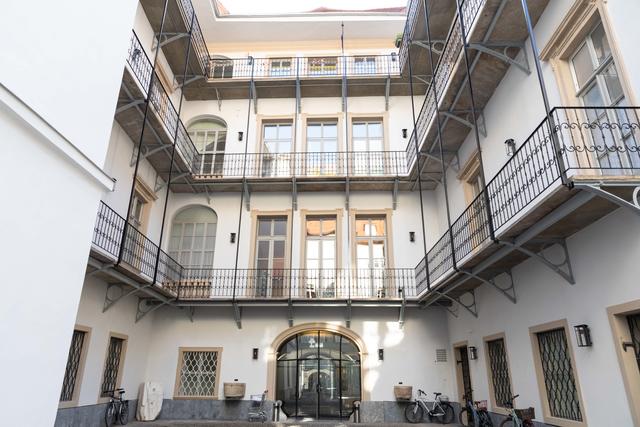 Strahlend: Die Fassade in der Sackstraße 18 wurde renoviert. | Foto: Jorj Konstantinov