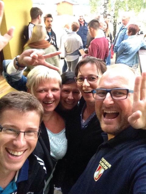 Bei den Nondorfern rund um Marlene Schindler (2.v.r.) ist die Freude über den Gewinn des Nachbarschaftsfestes riesig.  | Foto: Schindler