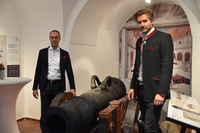 Mario Döller (FH-Rektor) und Emanuel Präauer (Geschäftsführung Festung Kufstein GmbH) präsentierten die neuen Ausstellungen auf der Kufsteiner Festung.