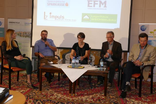Die Podiumsdiskussionsrunde Sonja Romirer-Maierhofer, Michael Haspl, Sabrina Haupt, Alfred Posch und Alexander Podesser (v.l.n.r.)