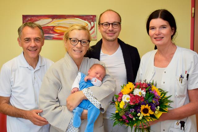 Prim. Dr. Karl Anzböck, Birgit Schweifer mit Lukas, Christian Schweifer und STL Hebamme Ursula Eckhardt.
