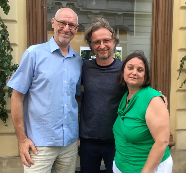 Stellvertretender Bezirkschef Alexander Spritzendorfer mit seinem künftigen Nachfolger Martin Fabisch und der Klubobfrau Doris Müller (Grüne Josefstadt)