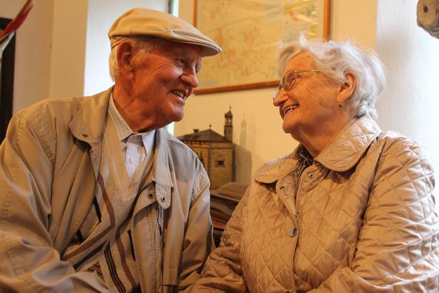 Eva und Josef Frach sind mittlerweile seit 65 Jahren verheiratet. Und das, obwohl es in ihrer Geschichts oftmals so schien, als gäbe es kein Wiedersehen.  | Foto: Bernbacher