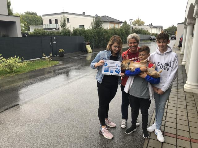 Kathrin Pfingstner mit Tim-Elias, Kevin (r.) und Yoyo mit Redakteurin Gabi Stockmann, die die Nachricht überbrachte.