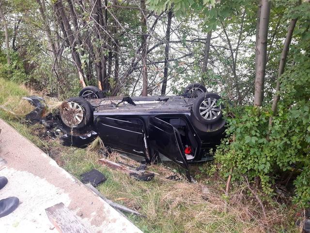 Ein mit vier Personen besetzter PKW kam Mitte September aus bisher unbekannter Ursache über die Fahrbahn ab. Bäume stoppten einen Absturz in den Inn. 
Hier geht es zur Story | Foto: Zoom Tirol