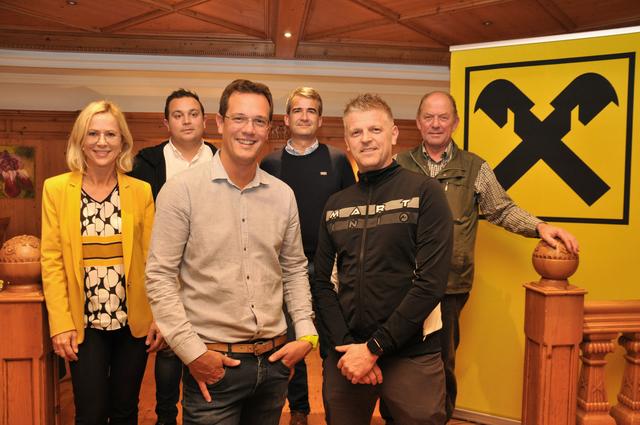 Der scheidende Obmann Christof Neuhauser (vorne links) übergibt seine Funktion an seinen neu gewählten Nachfolger Martin Schwaighofer (vorne rechts). Die weiteren Vorstandsmitglieder von links: Claudia Huber (Schriftführer-Stv.), Philipp Sigwart (Schriftführer), Michael Steiner (Obmann-Stv.) und Georg Moser (Vorstand).