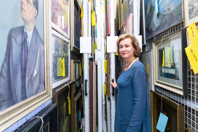 Schatz: Vizedirektorin Sibylle Dienesch im Fundus des "GrazMuseums", der vielfältig ist und nur von wenigen betreten werden darf. | Foto: Jorj Konstantinov