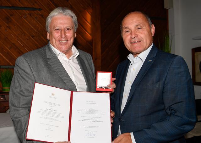 Nationalratspräsident Wolfgang Sobotka überreichte die Auszeichnang an Baumeister Alfred Graf.