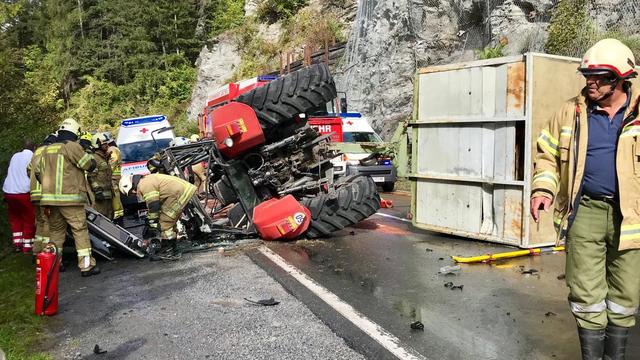 Am 25. September kam es zu einem schweren Verkehrsunfall bei dem ein Traktor mit Anhänger mit drei Motorrädern zusammen stieß
Hier geht es zur Story | Foto: Zoom Tirol