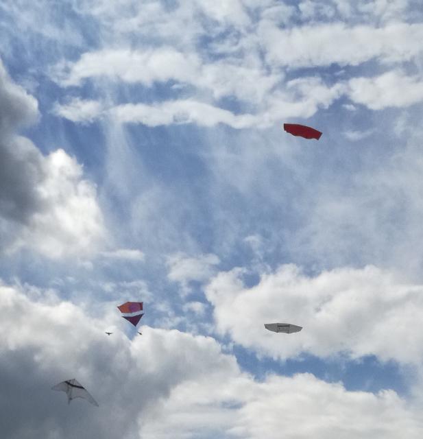 Wolken und Drachen am Himmel über Schiltern.