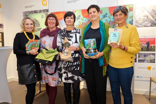 Unterstützten Lienz auf dem Weg zur Fairtrade-Stadt: Bgm. Elisabeth Blanik, Andrea Pribil (Geschäftsführerin Weltladen Lienz), Gabriele Schwab (Direktorin NMS Egger-Lienz), GR Gerlinde Kieberl (Obfrau Umwelt, Land- und Forstwirtschaft) und Maria Kraler (Obfrau Verein Trikont; v.l.)  | Foto: Stadt Lienz/Lenzer
