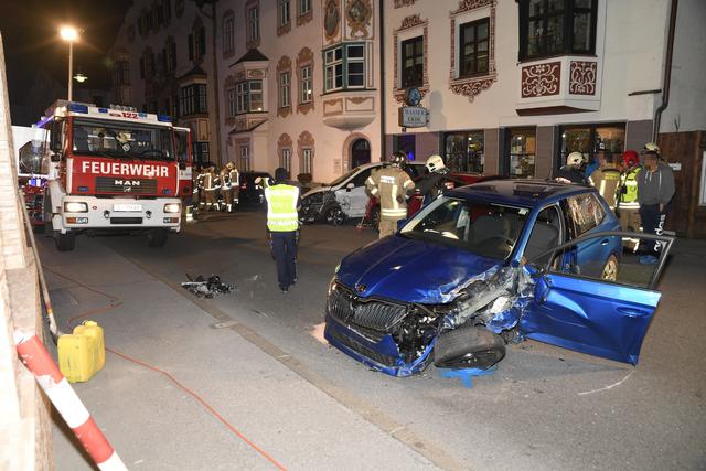 Durch den Aufprall wurden am Pkw der Frau und bei einem weiteren Auto die Vorderreifen ausgerissen.