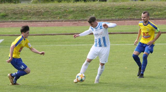 Kein Torerfolg. Rezak Hamedovic (Mitte), in der Zange von Marcel und Christian Katic (r.), scheiterte mit der besten Fohnsdorfer Torchance.