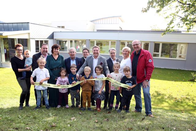 Bei der Eröffnung: Stadträtin Katharina Spanring mit Sohn Gabriel, Stadtrat Erwin Baumann, Vizebürgermeisterin Petra Oberrauner, Stadträte Harald Sobe und Christian Pober, Bürgermeister Günther Albel, Gerald Frühstück, Abteilungsleiter Bildung im Magistrat, Kindergartenleiterin Jutta Holzer, Gemeinderat Herbert Hartlieb und Kinder des Kindergartens. | Foto: Oskar Höher