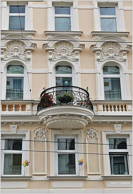 Auf diesem Gebäude in der Rauscherstraße gibt es zwei dieser wunderschön gearbeiteten Balkone.
