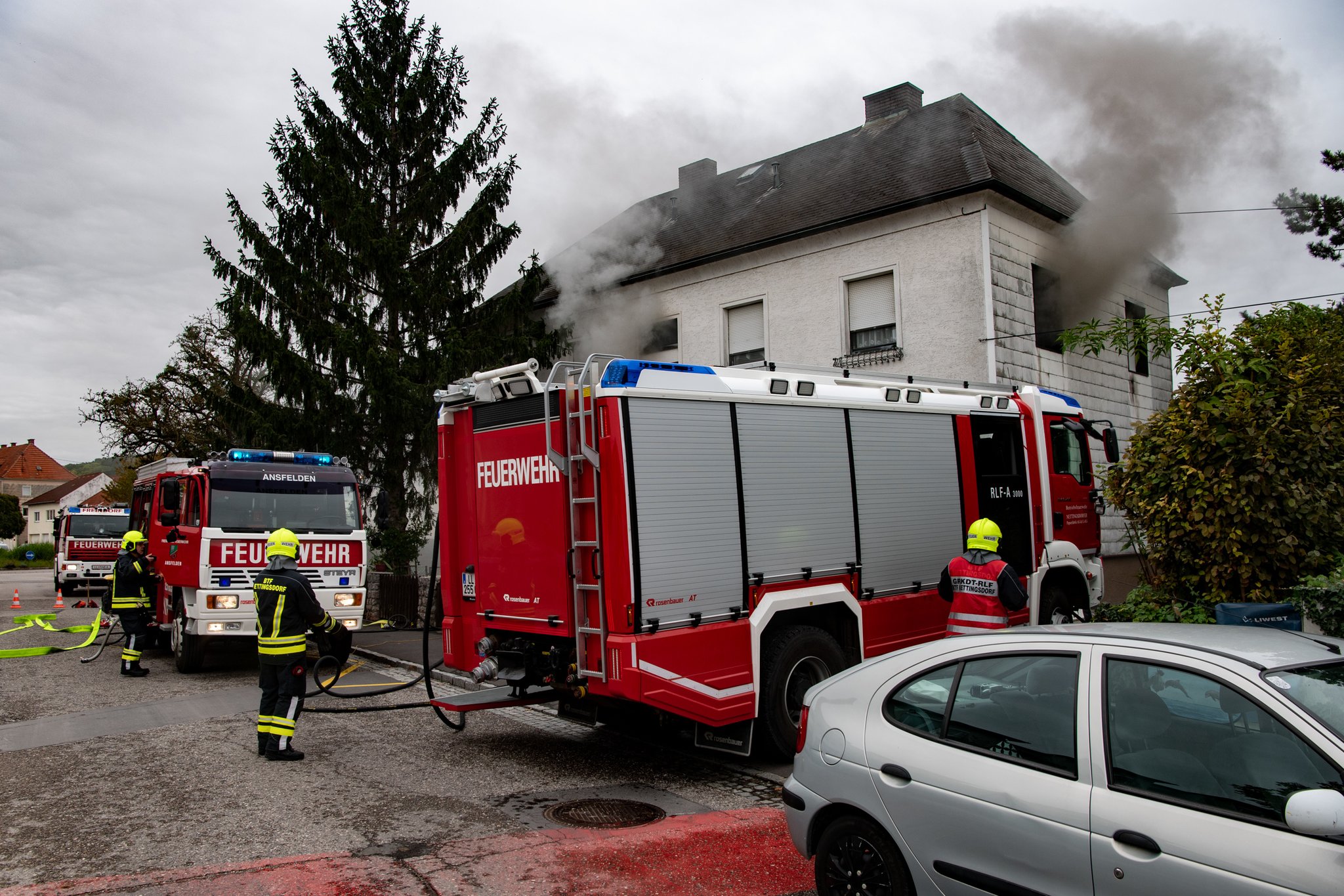 Ansfelden Brand in einem Mehrparteienhaus Vier Feuerwehren standen im Großeinsatz LinzLand Ansfelden Brand in einem Mehrparteienhaus Vier Feuerwehren standen im Großeinsatz LinzLand